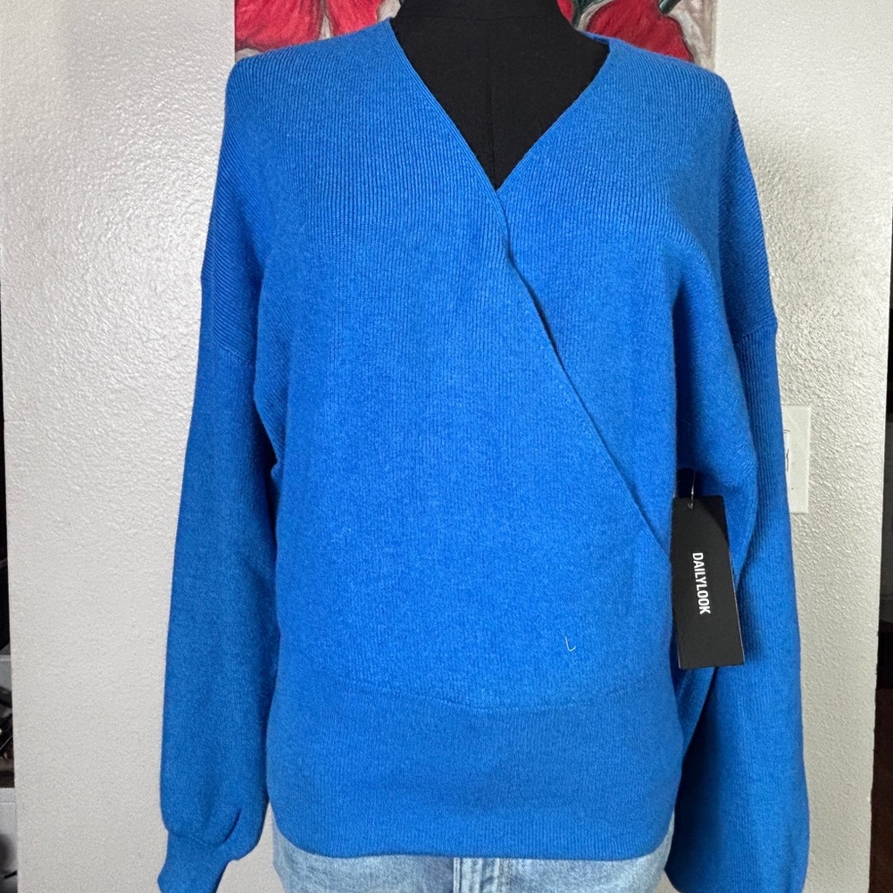DAILYLOOK blue ribbed surplice sweater Women's V-Neck Sweater in Bright Blue